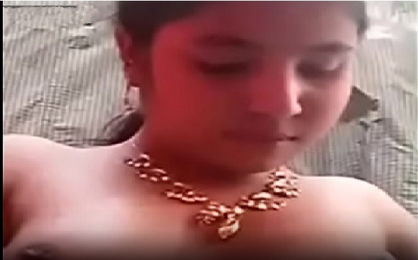 Young telugu pilla bathroom lo puku fingering