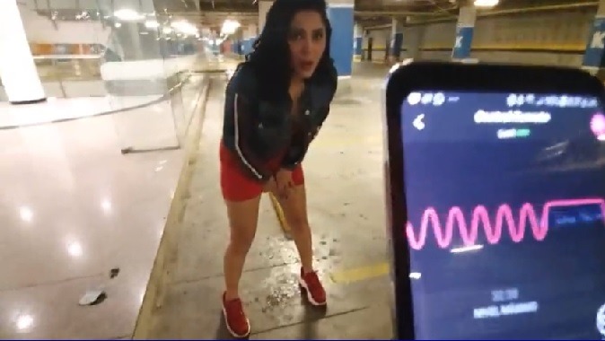 Sexy ammayi mall parking lo masturbate