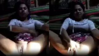 దిండు మీద నగ్నంగా కూర్చున్న ఆంధ్ర అమ్మాయి