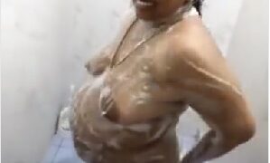 గర్భిణీ ఆంధ్ర పనిమనిషి నగ్నంగా స్నానం చేస్తోంది