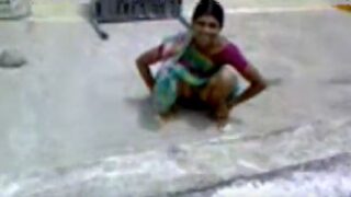 చీరలో వెస్ట్ గోదావరి ఆంటీ టెర్రస్ లో పుస్సీ చూపిస్తుంది