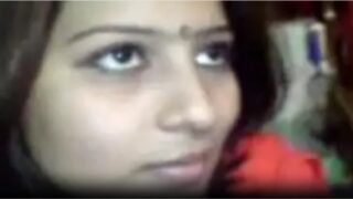 తెలుగు పనిమనిషి ఆంటీ పెద్ద వక్షోజాలను చప్పరించే వీడియో