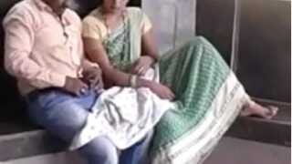 Bus stop lo telugu aunty cheera tho blowjob ichina sex