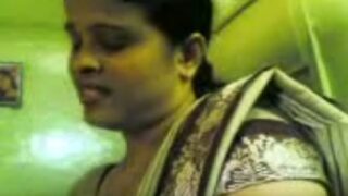 తెలుగు ఆంటీ మోడ్డాను పట్టుకుని సెక్స్ మసాజ్ చేస్తుంది