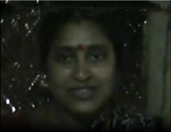 గ్రామ ఆంటీ నందిని చీరలో వక్షోజాలు చూపిస్తోంది